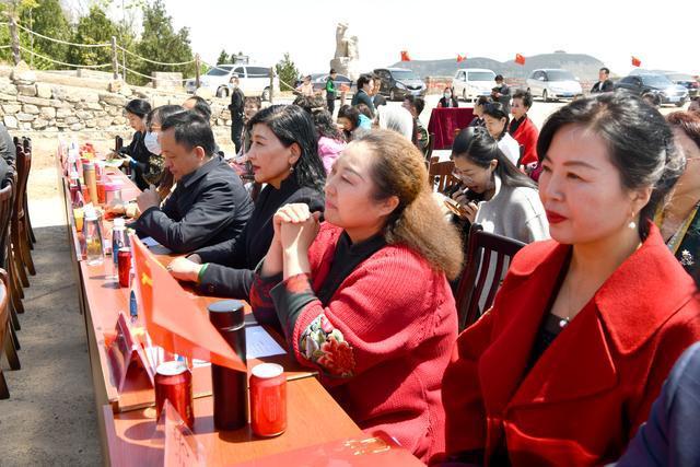 外交部:西沙群岛、南沙群岛都是中国的领土